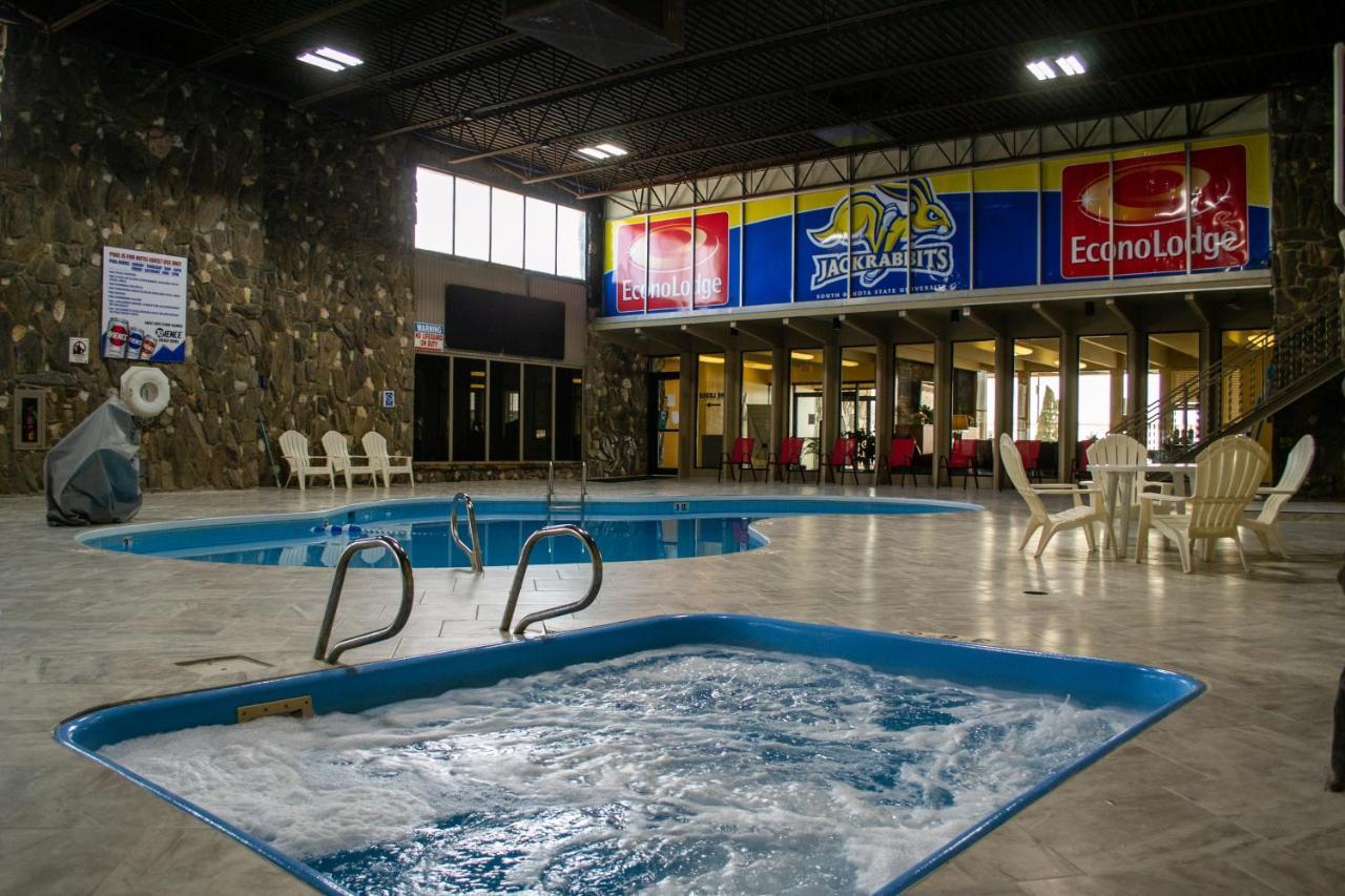Econo Lodge Inn & Suites Брукингс Экстерьер фото