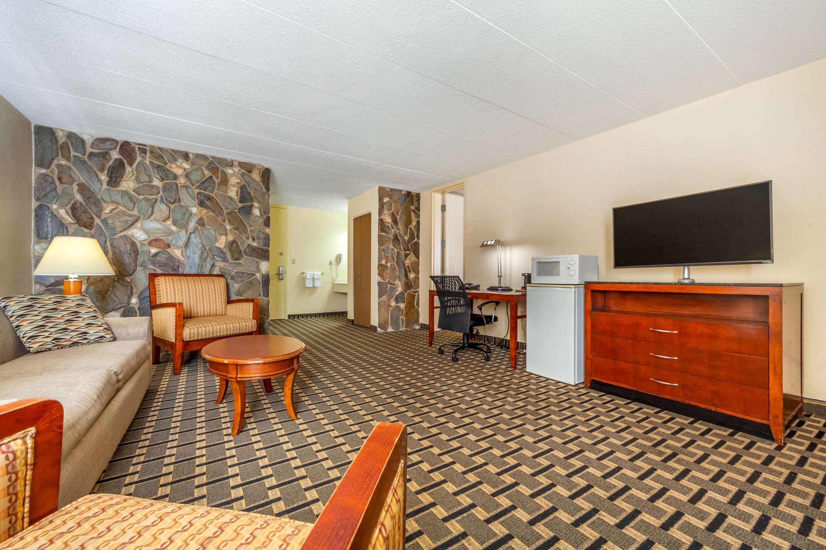 Econo Lodge Inn & Suites Брукингс Экстерьер фото