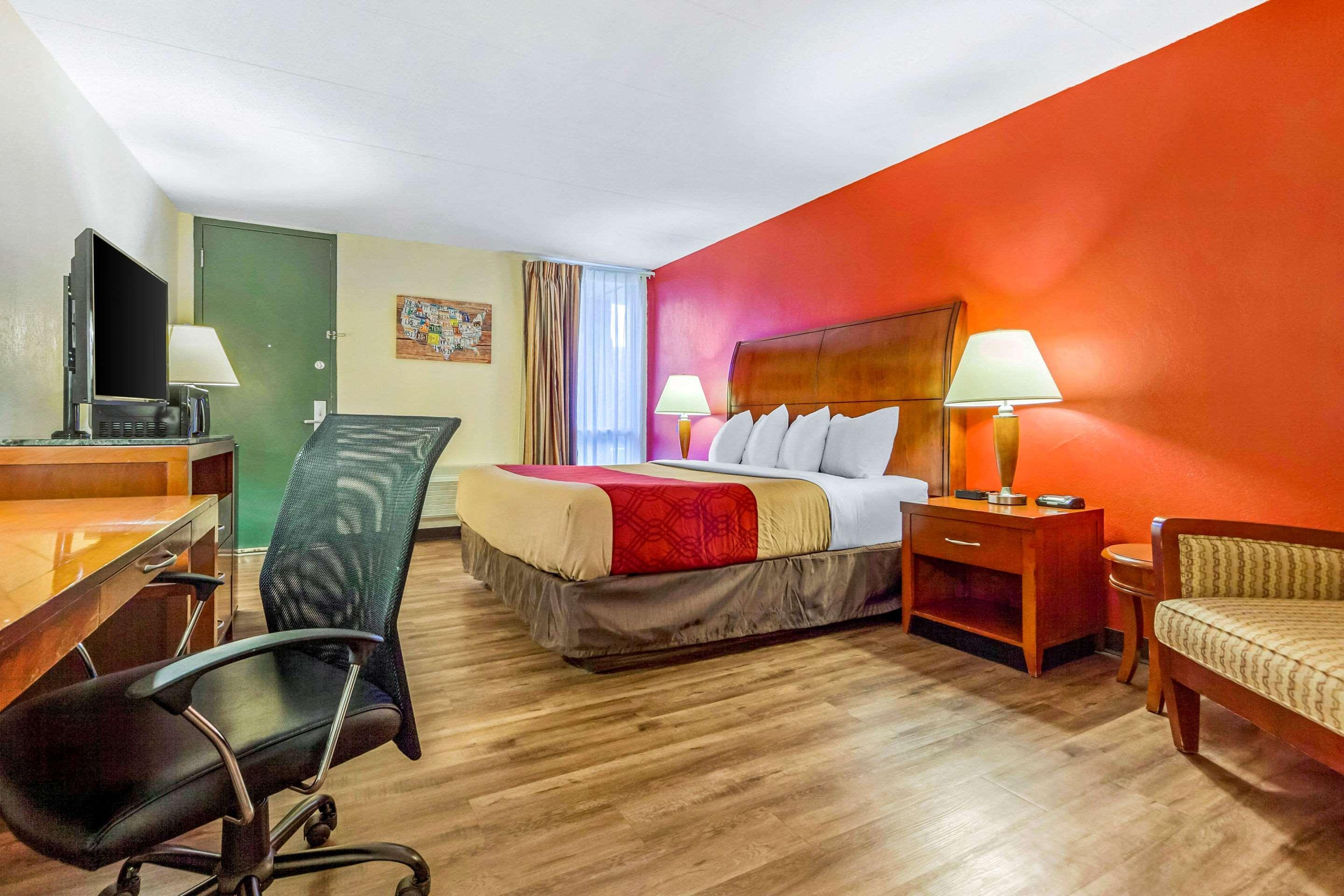 Econo Lodge Inn & Suites Брукингс Экстерьер фото