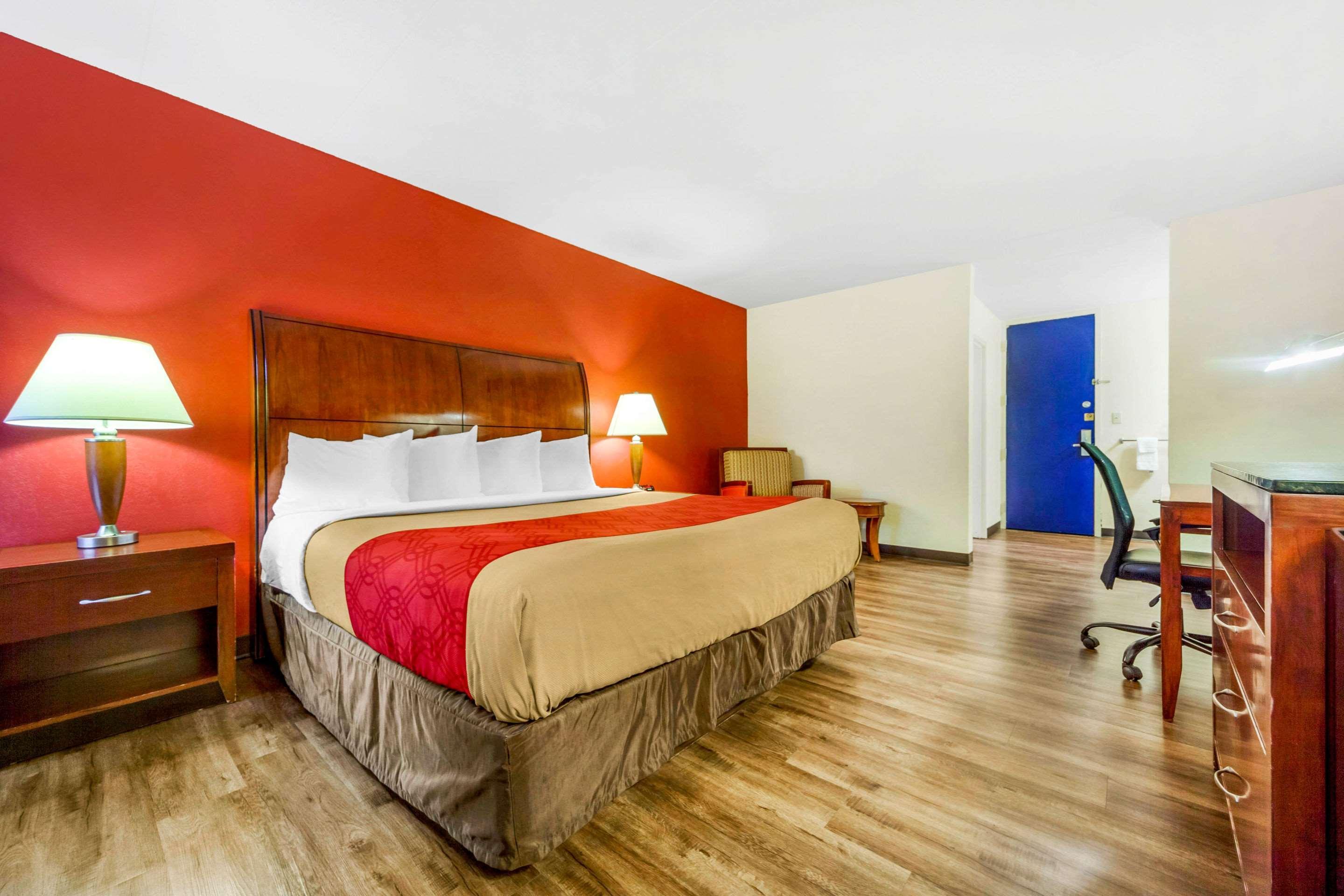 Econo Lodge Inn & Suites Брукингс Экстерьер фото