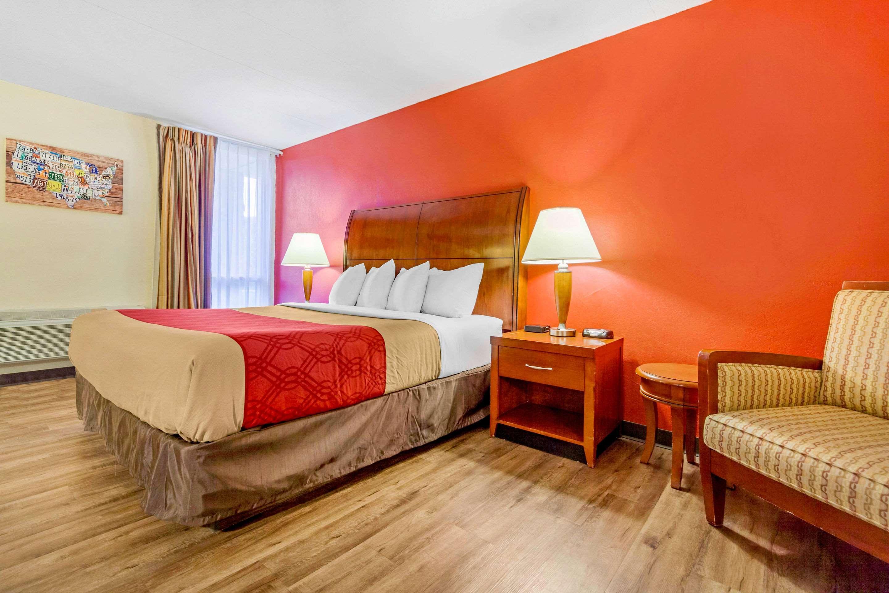 Econo Lodge Inn & Suites Брукингс Экстерьер фото