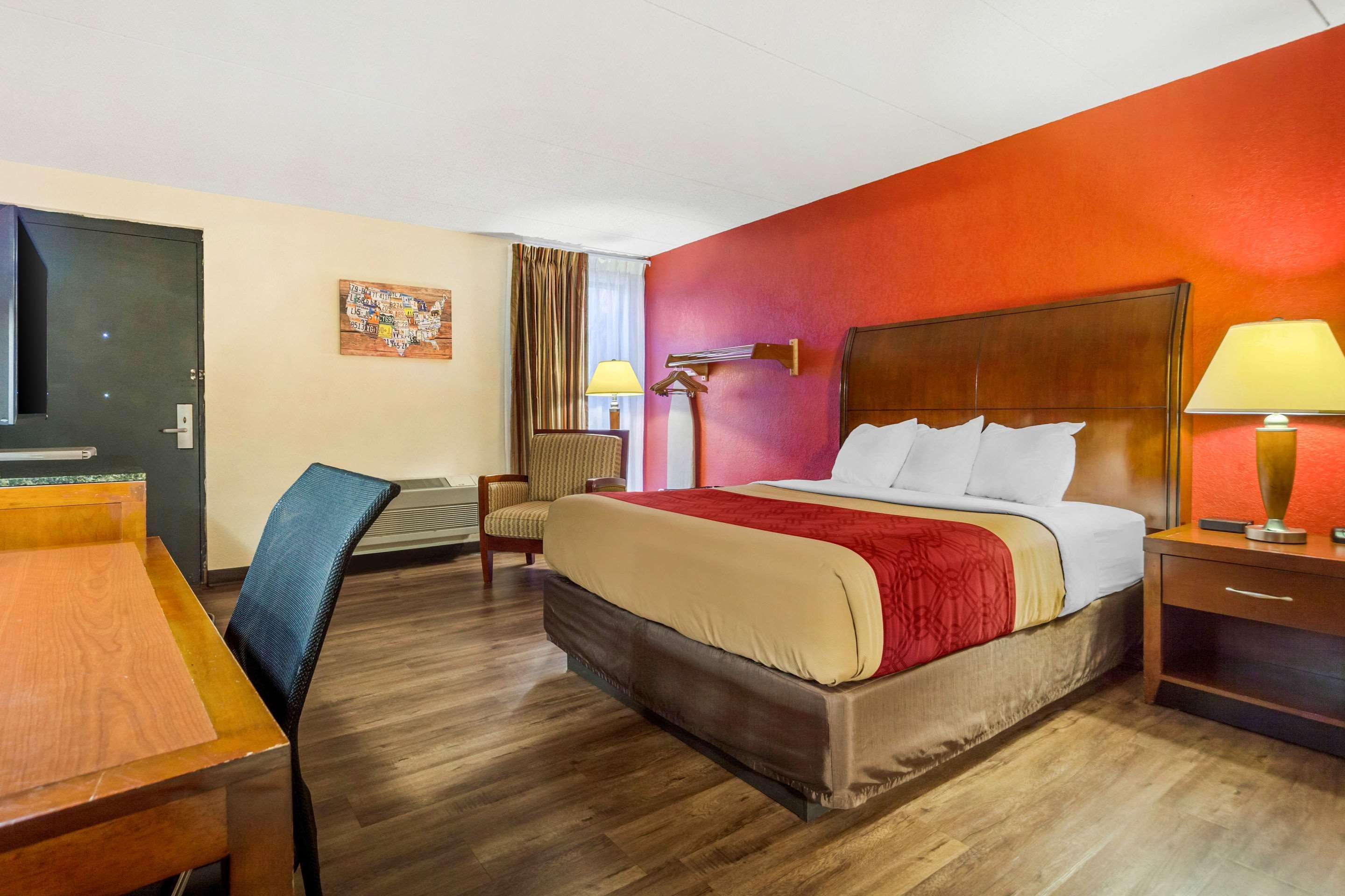 Econo Lodge Inn & Suites Брукингс Экстерьер фото
