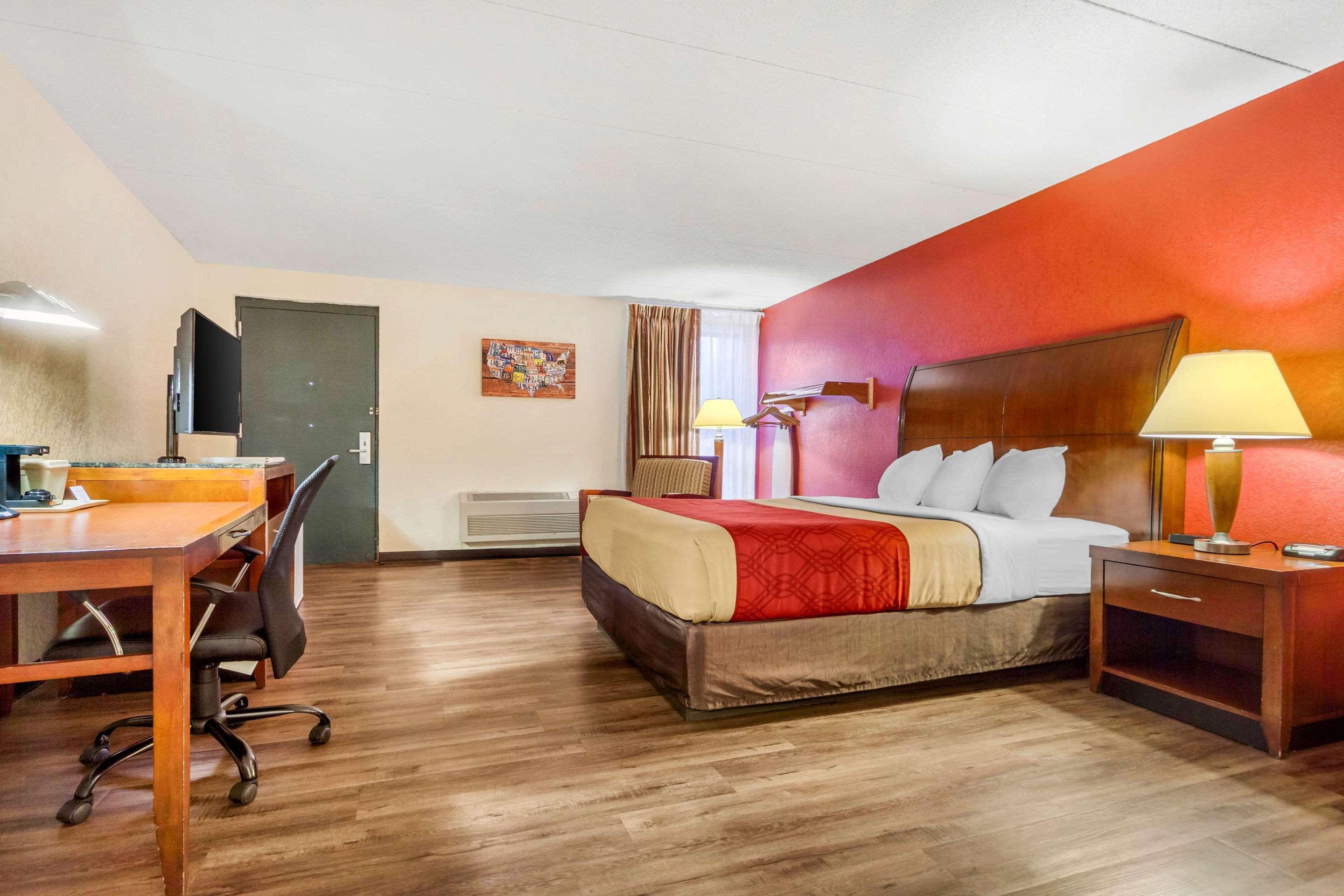 Econo Lodge Inn & Suites Брукингс Экстерьер фото