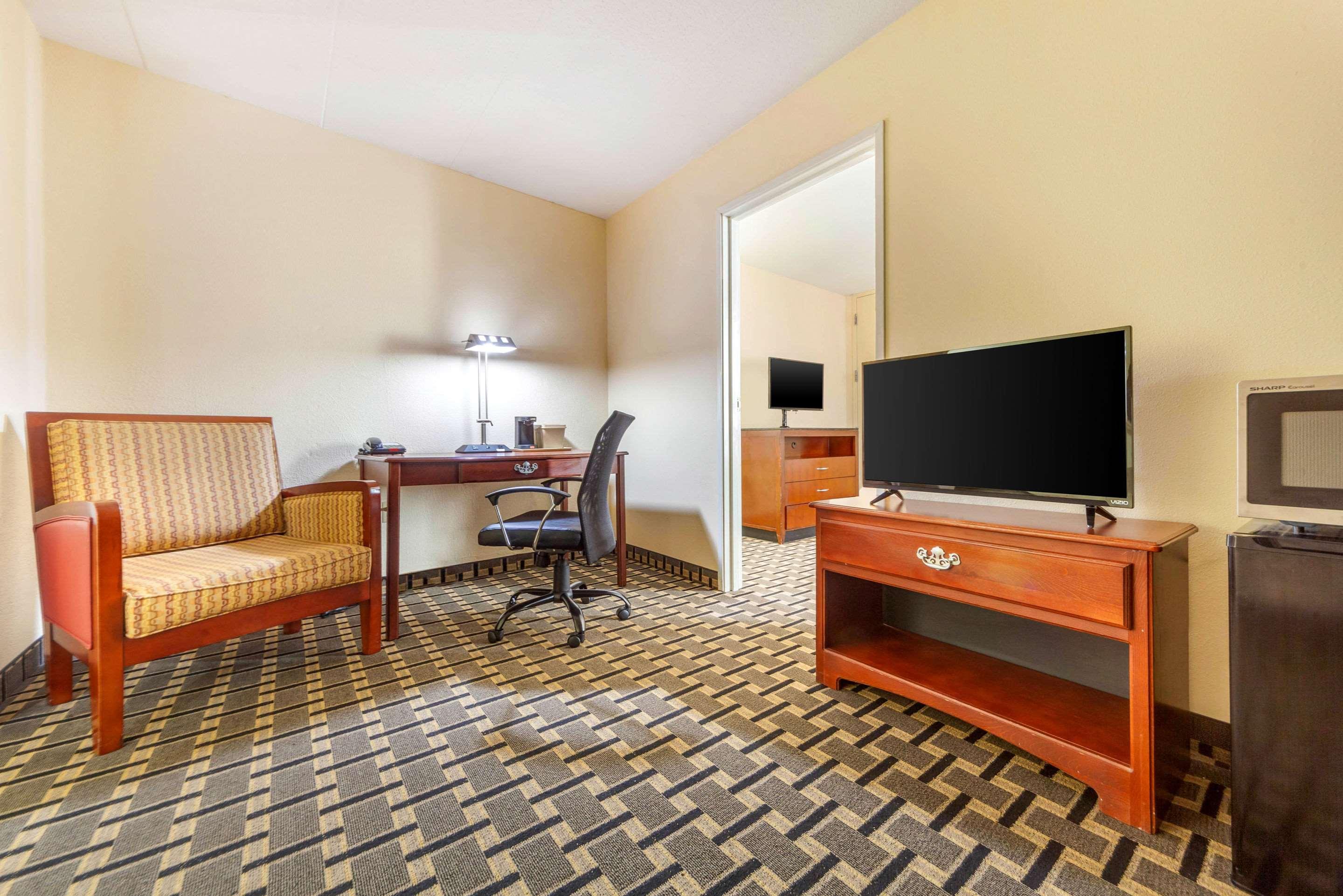 Econo Lodge Inn & Suites Брукингс Экстерьер фото
