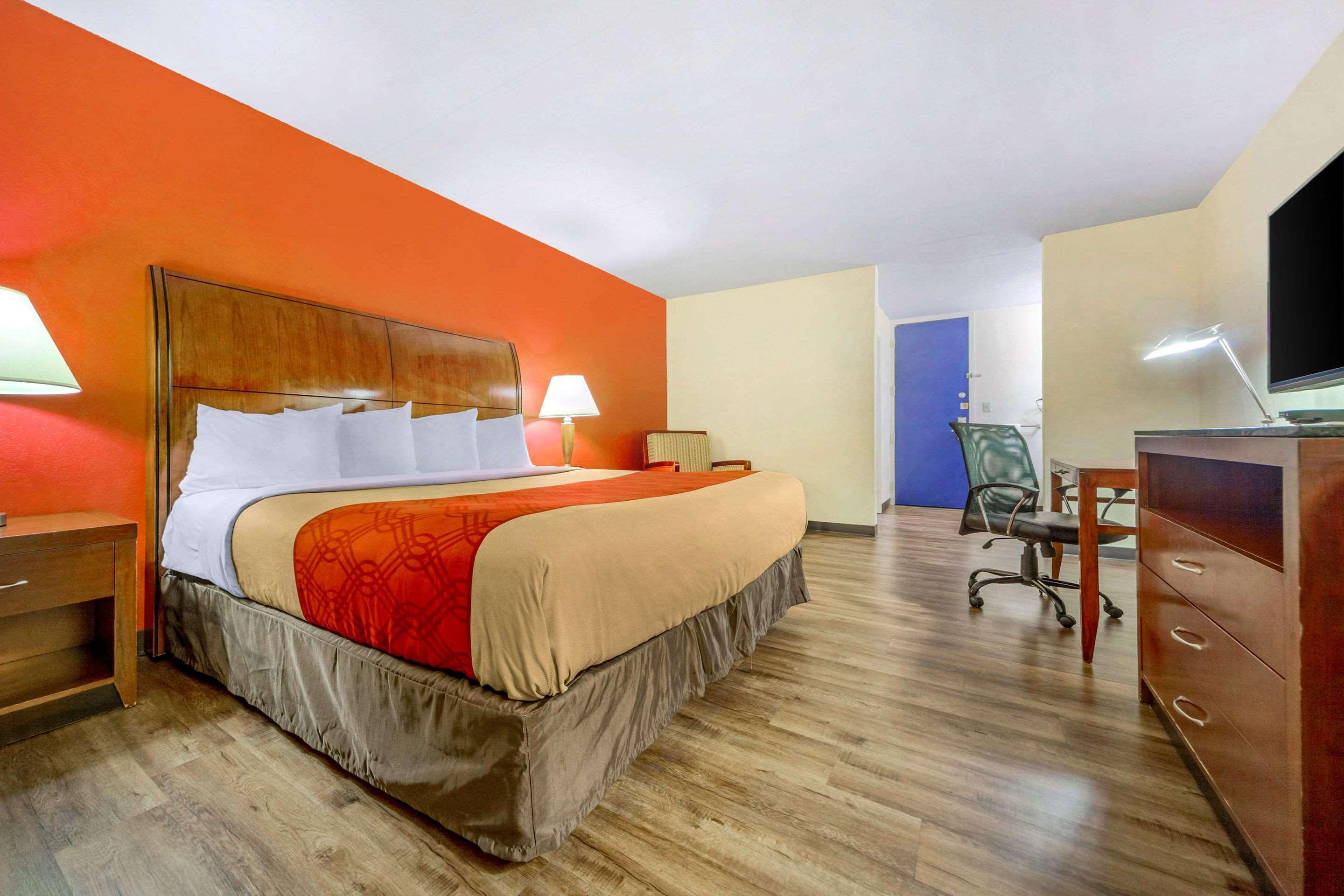 Econo Lodge Inn & Suites Брукингс Экстерьер фото