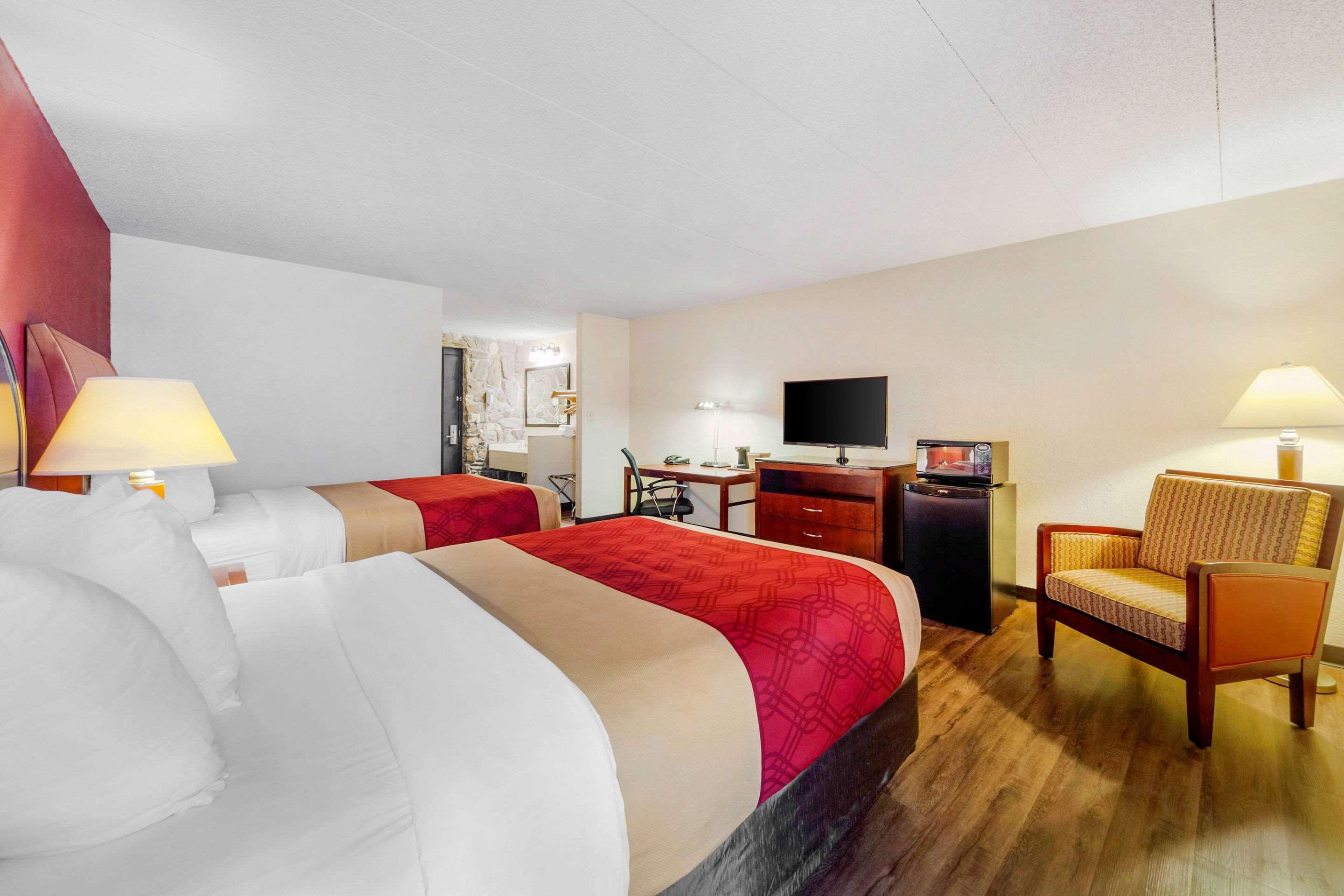 Econo Lodge Inn & Suites Брукингс Экстерьер фото