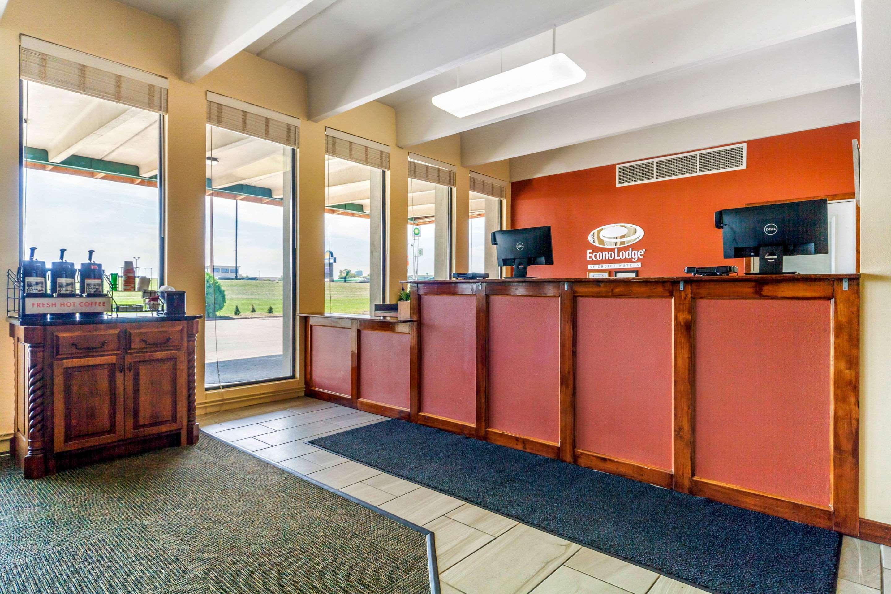 Econo Lodge Inn & Suites Брукингс Экстерьер фото