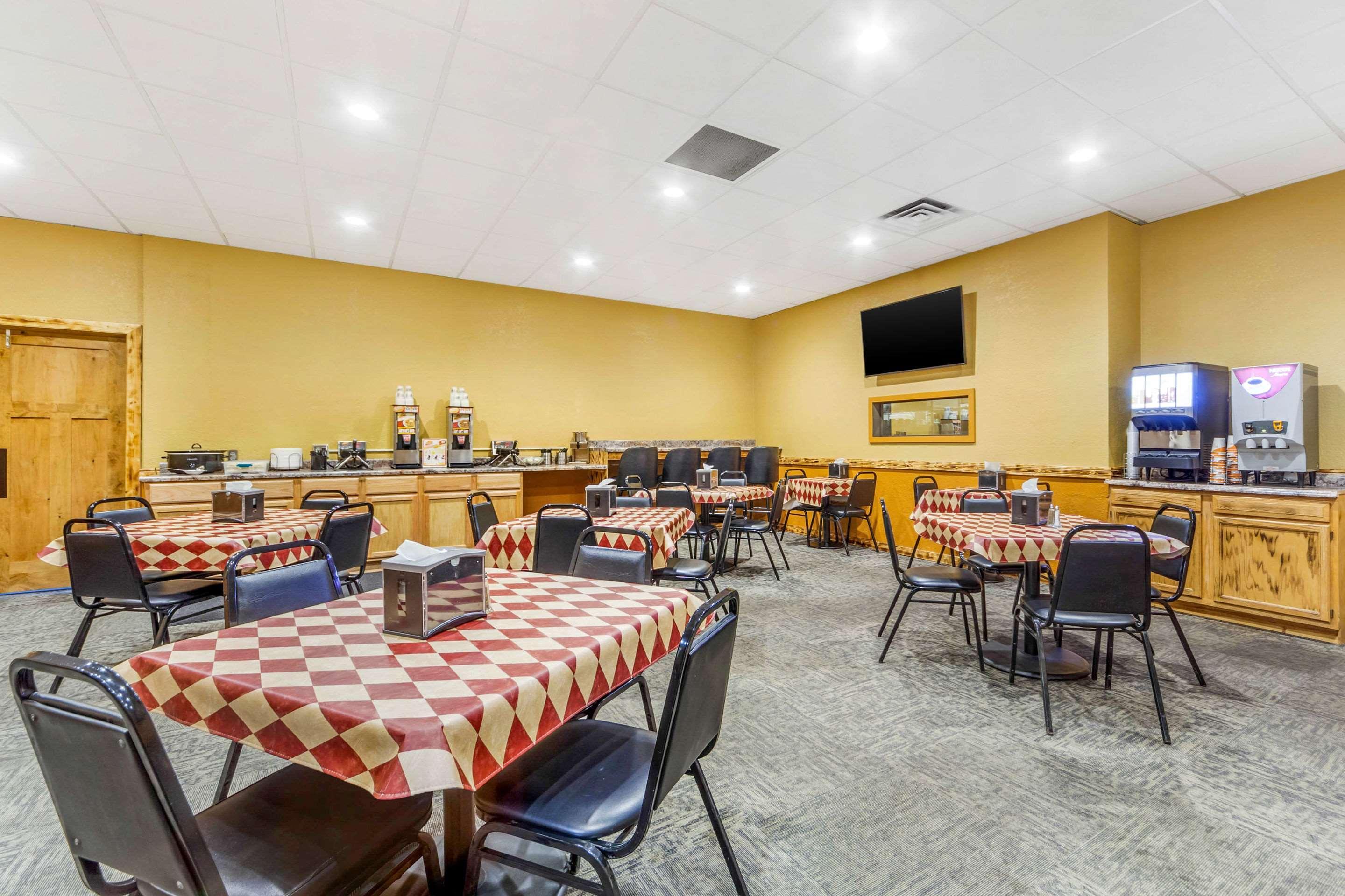 Econo Lodge Inn & Suites Брукингс Экстерьер фото