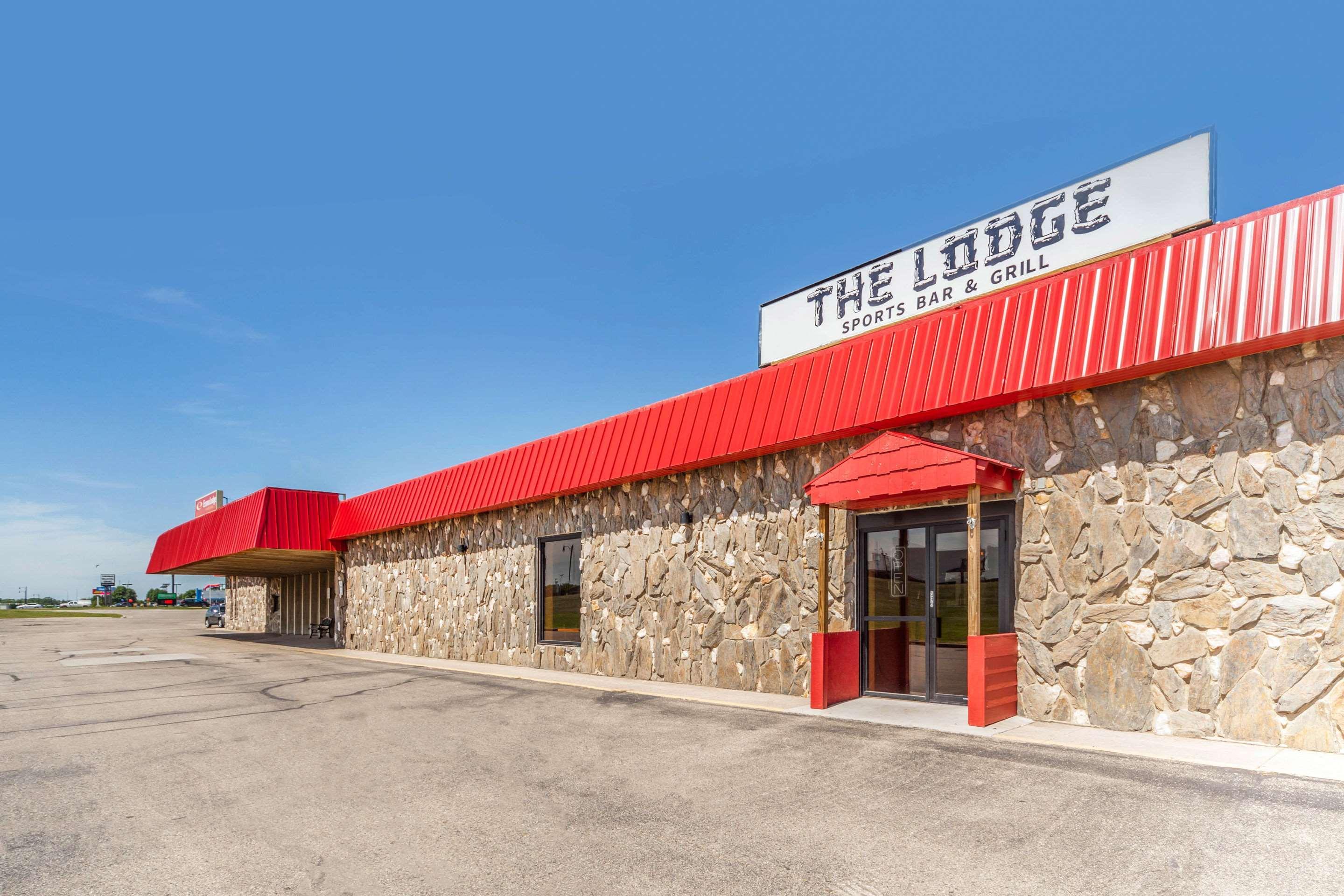 Econo Lodge Inn & Suites Брукингс Экстерьер фото