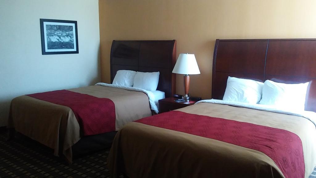 Econo Lodge Inn & Suites Брукингс Экстерьер фото